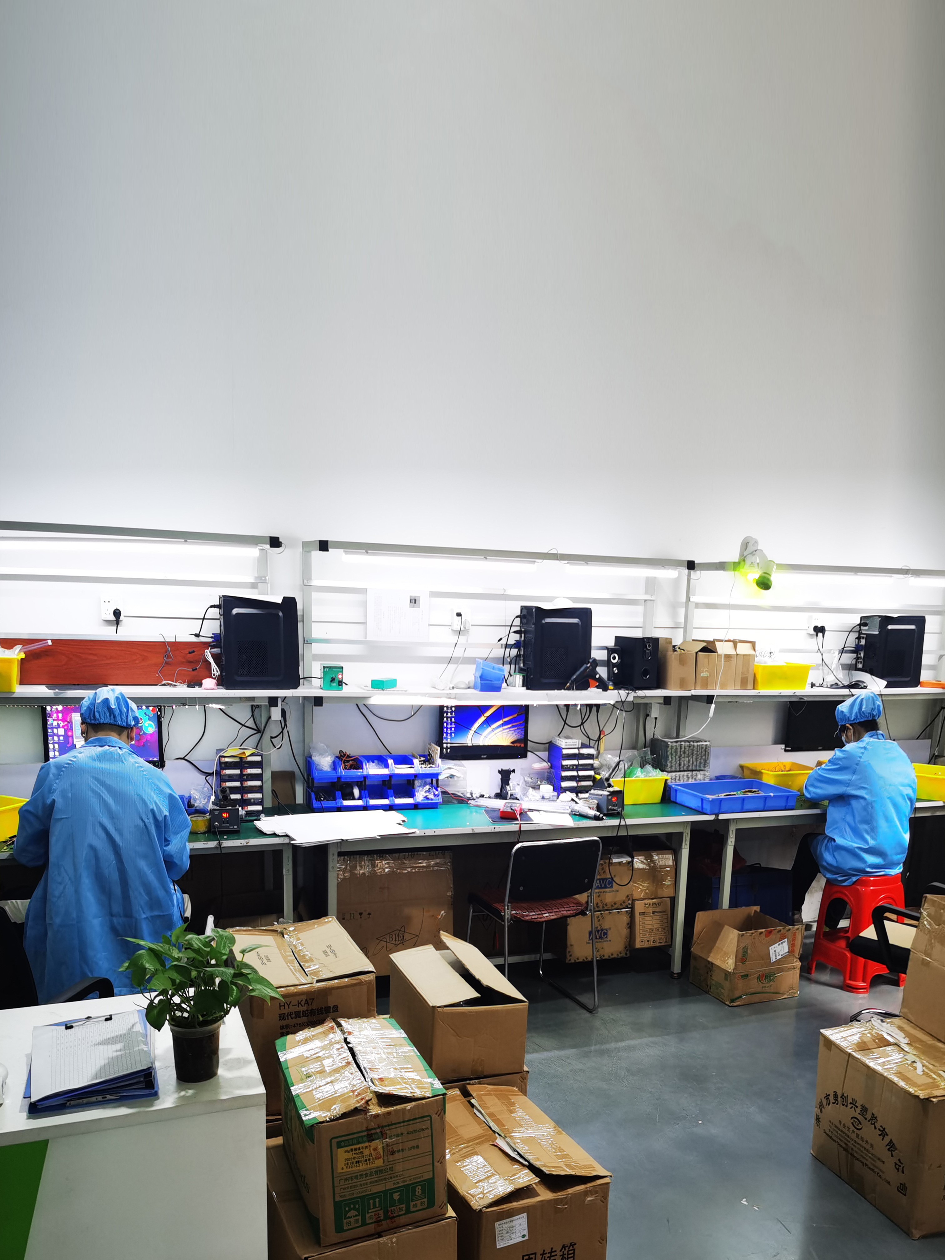 我司工作人员测试产品中